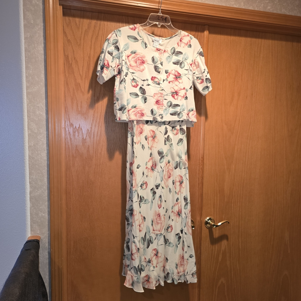 Chic Floral Midi Dress in Cream and Pink